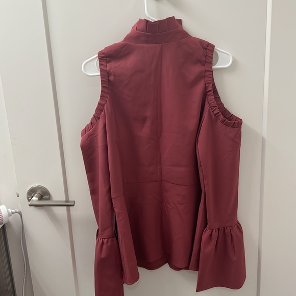 NWT Romeo & Juliet Couture long sleeve cold shoulder blouse in rose color Size L - Picture 3 of 6